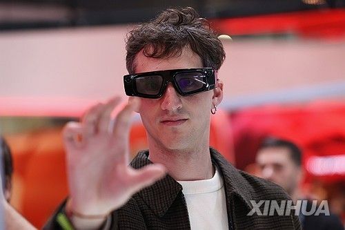 지난 3월 스페인 바르셀로나에서 열린 모바일 박람회 'MWC 2025'에서 스마트안경을 착용한 관람객 [신화 연합뉴스 자료사진]
