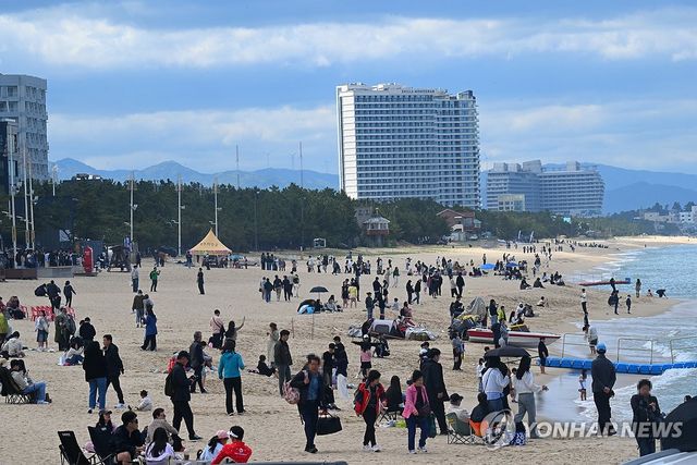 인파로 북적이는 안목해변