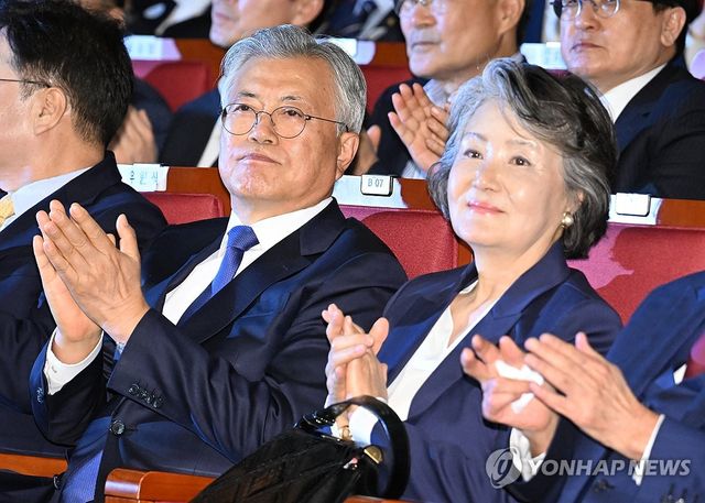 4.27 판문점선언 7주년 기념식 참석한 문재인 전 대통령과 김정숙 여사