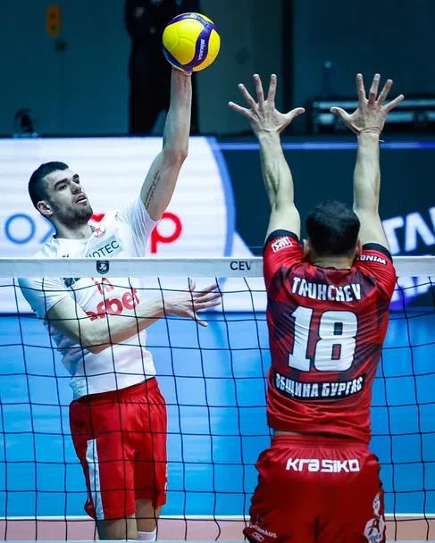 스파이크하는 드미트로프(왼쪽)