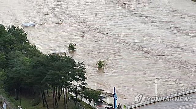 폭우로 불어난 갑천