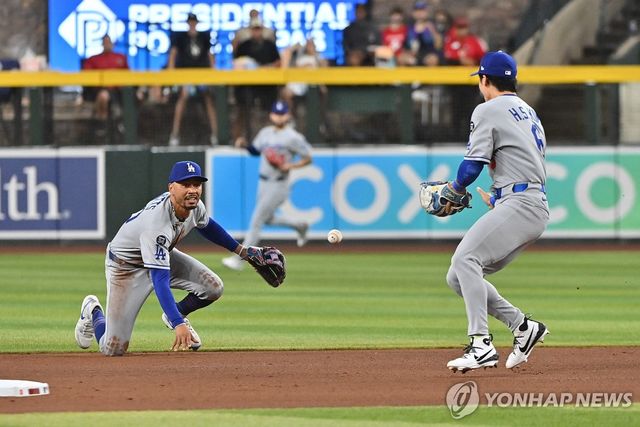 무키 베츠(왼쪽)와 수비에서 호흡을 맞추는 다저스 김혜성