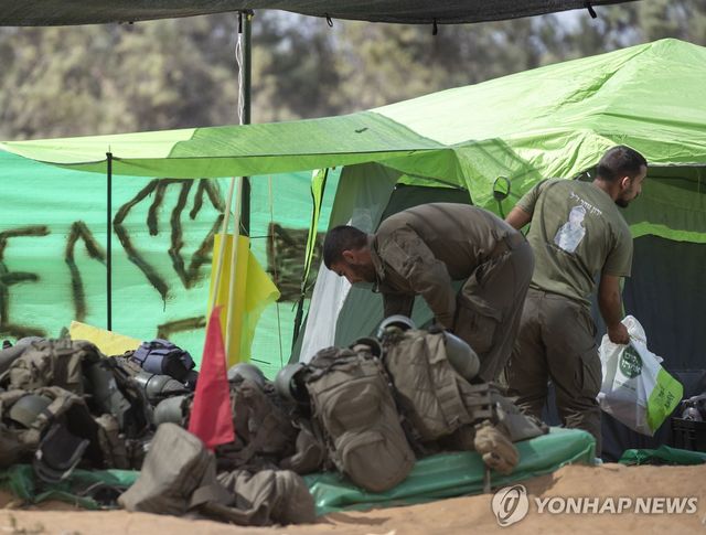 가자지구에서 군장 챙기는 이스라엘 군인들