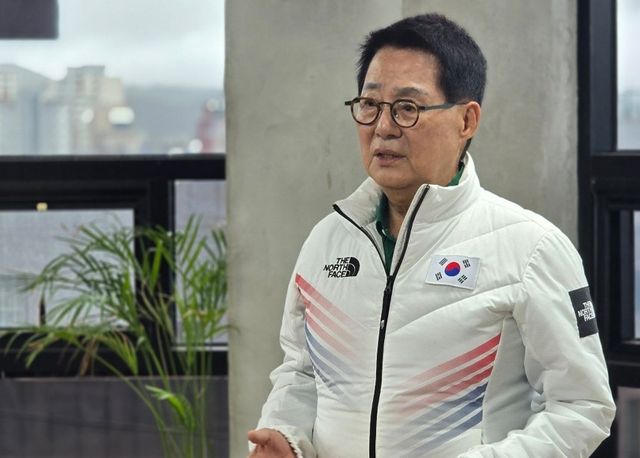 인삿말하는 박지원 의원