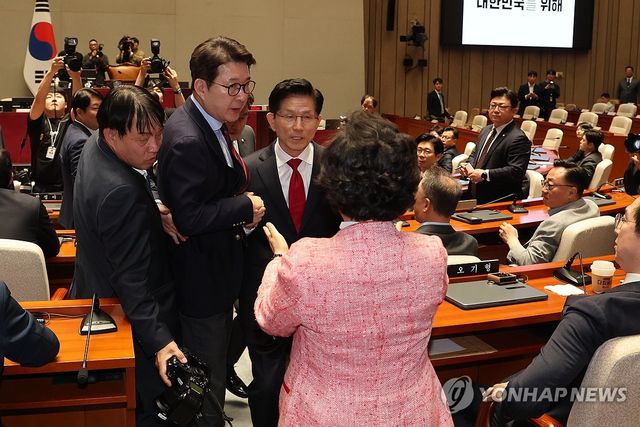 의총장에서 나가는 김문수 후보