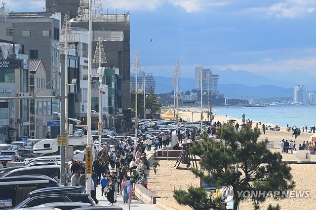 인파로 북적이는 안목해변