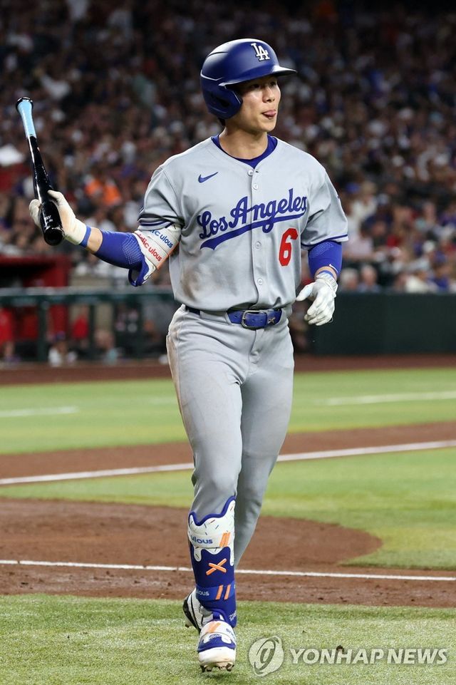 삼진으로 물러나며 아쉬워하는 김혜성