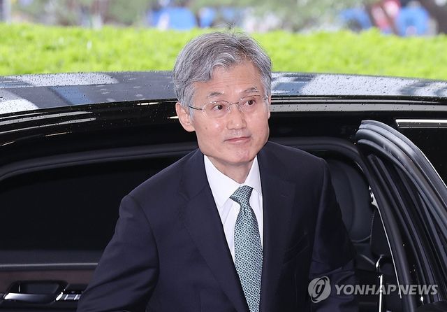 출근하는 조희대 대법원장