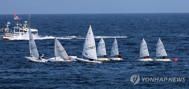 봄 바다의 요트…강릉 사천해변 앞바다