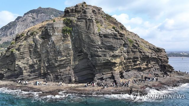 용머리해안 찾은 단체 탐방객들
