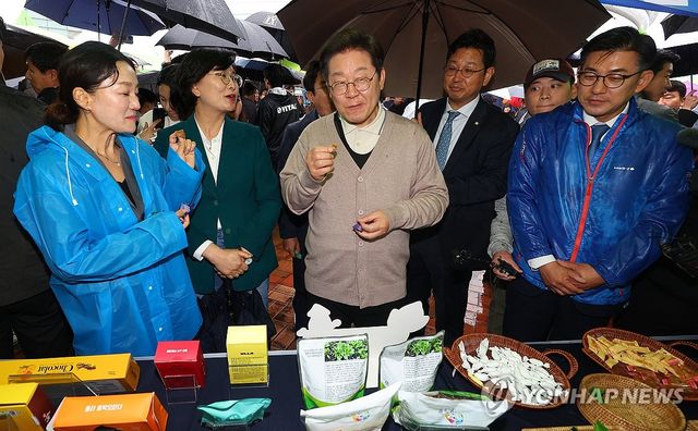 김천 특산품으로 만든 젤리 시식하는 이재명 후보