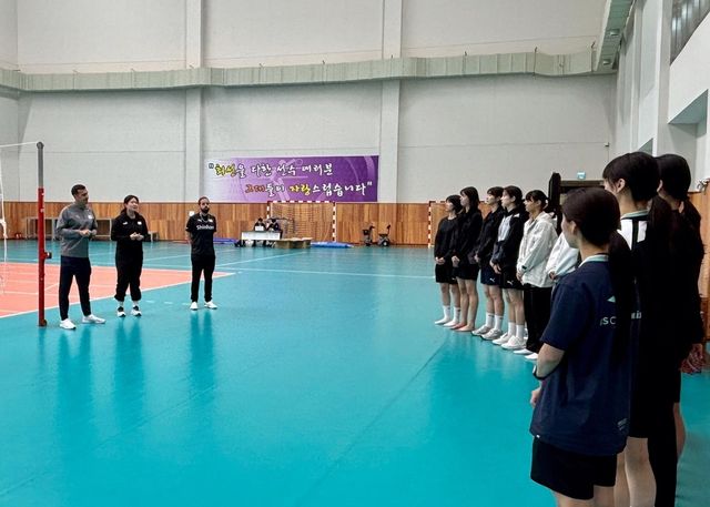 진천선수촌에 모인 여자배구대표팀 선수들에게 이야기하는 모랄레스 감독(맨 왼쪽)