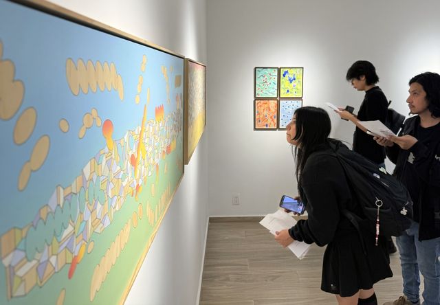 '줌파워 줌파원 줌줌' 전시 작품 살피는 멕시코 관객