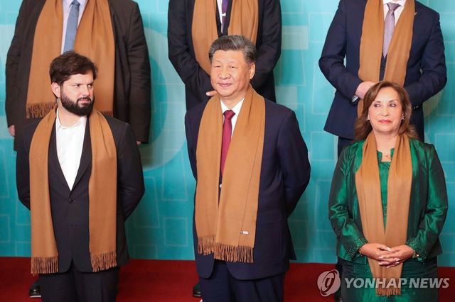 2024년 11월 APEC 정상회의에서 나란히 선 칠레(왼쪽부터)·중국·페루 정상