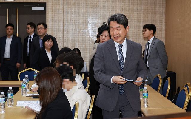 의대생 간담회에 참석하는 이주호 부총리