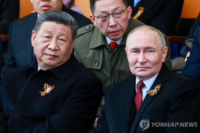 러시아 전승절 80주년 열병식 함께 지켜보는 시진핑 중국 국가주석과 블라디미르 푸틴 러시아 대통령