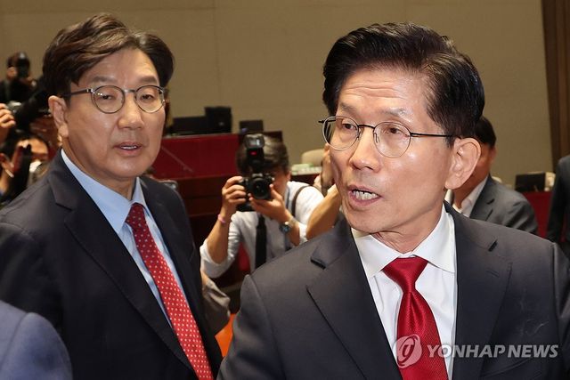 항의하며 퇴장하는 김문수 후보