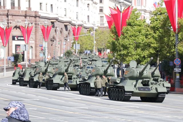 열병식 행진 대기하는 소련제 T-34 전차들