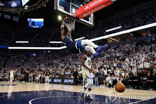 덩크하는 줄리어스 랜들