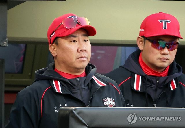 경기 지켜보는 이범호 감독