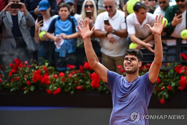 승리 후 기뻐하는 알카라스