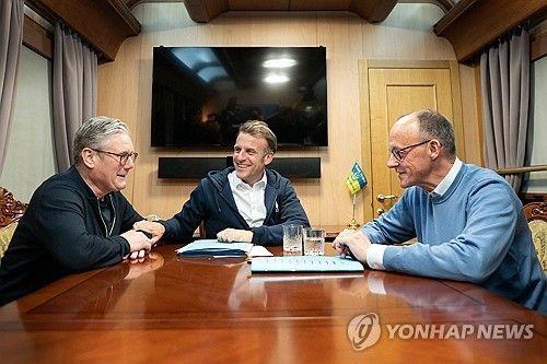9일(현지시간) 우크라이나 향하는 영·프·독 정상들