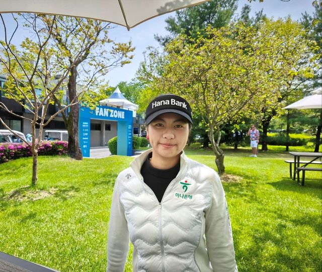 LET 대회장에서 포즈를 취한 지위아이