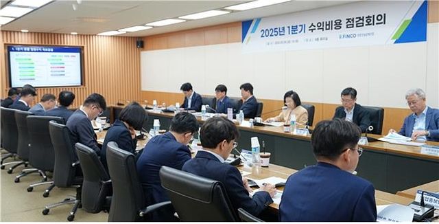 이은재 K-FINCO 이사장이 9일 1분기 수익비용 점검회의를 주재하고 있다.