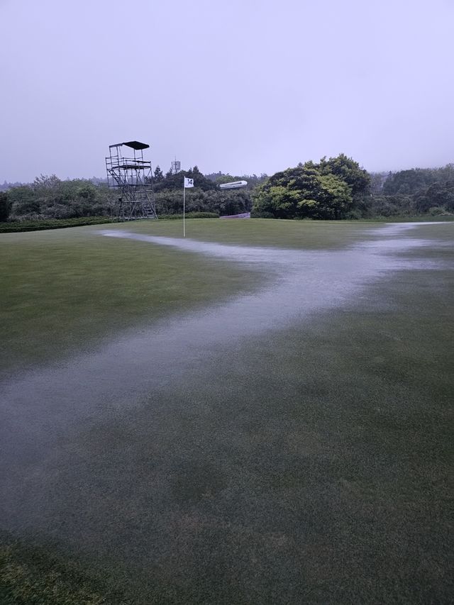 폭우의 잠긴 그린.