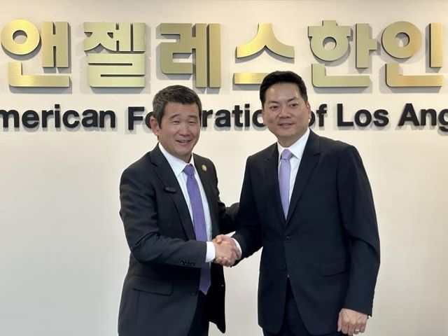 데이브 민 미국 연방 하원의원과 로버트 안 LA한인회장 