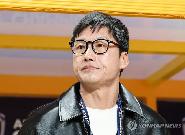 그라운드 바라보는 이정효 감독