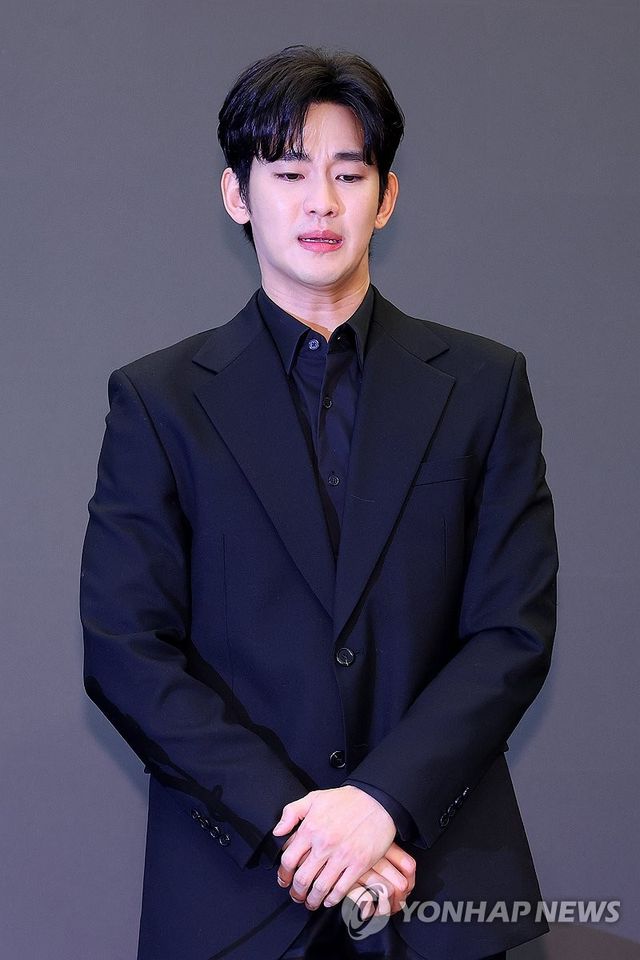 굳은 얼굴의 김수현