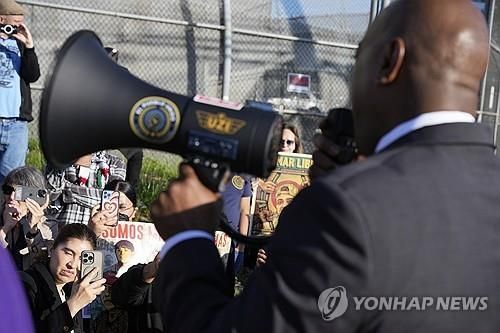 뉴어크 이민자 구금시설 앞 시위 발언하는 바라카 시장