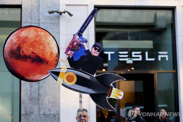 테슬라 베를린 매장 앞 시위