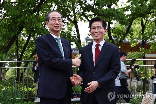 김문수-한덕수 기념 촬영