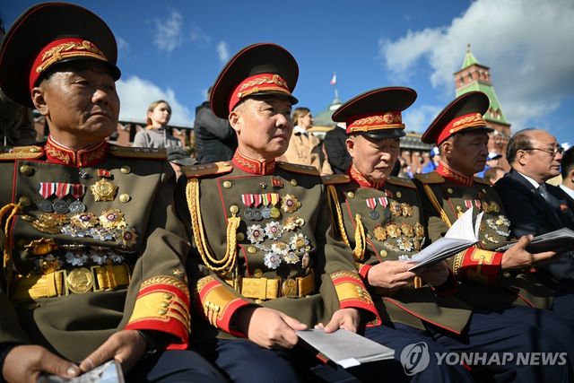 관중석에서 러시아 열병식 지켜보는 북한군 대표단