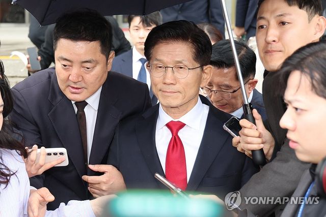 권영세 비대위원장과 충돌 후 국회 떠나는 김문수 후보