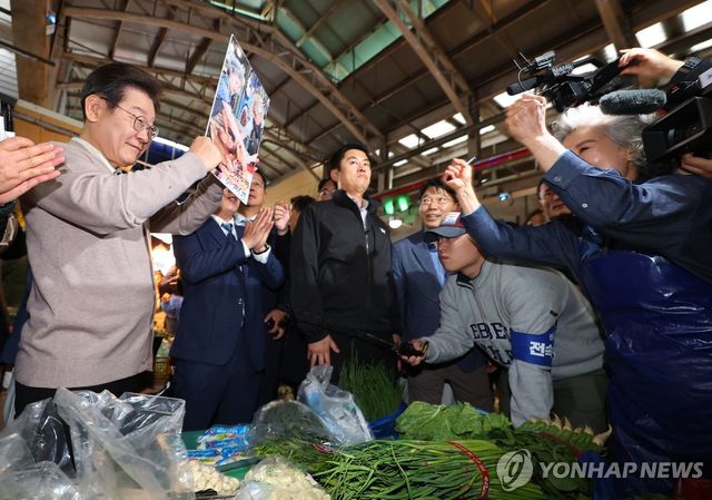 사인해주는 이재명 후보