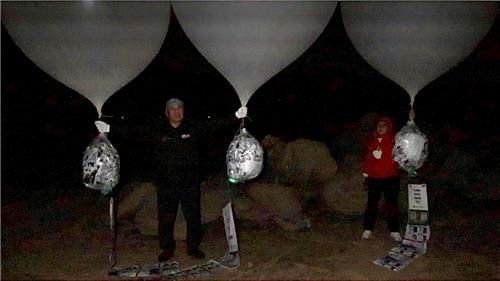 납북자가족모임 "8일밤 강원도 접경지서 전단 살포…北 도착 확인"