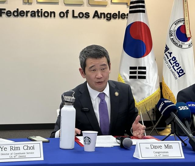 미국 LA에서 기자들과 문답하는 데이브 민 연방 하원의원 