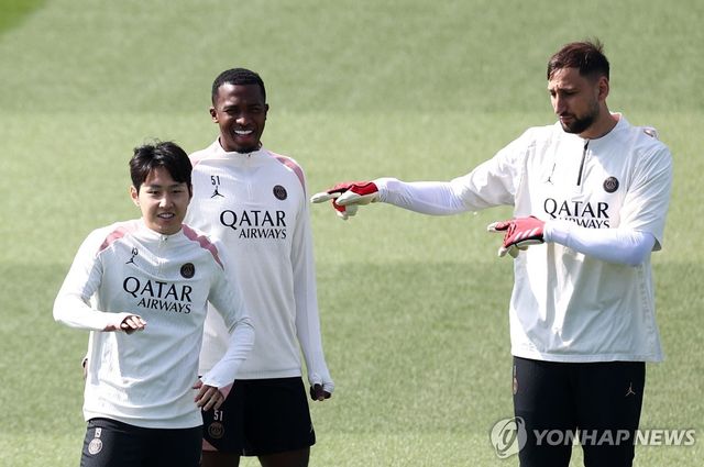 동료들과 훈련하는 이강인