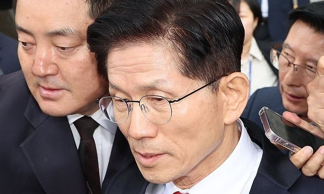 굳은 표정 김문수 후보