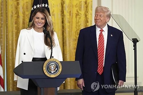 트럼프와 함께 어머니의날 행사 참석한 멜라니아 