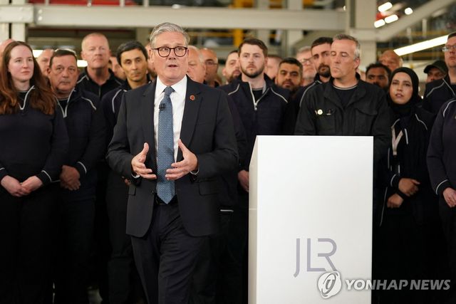 8일 웨스트 미들랜드의 자동차 공장에서 연설하는 스타머 총리