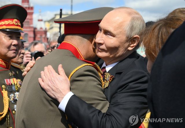붉은광장에서 전승절 열병식 후 북한군 장성과 포옹하는 블라디미르 푸틴 러시아 대통령