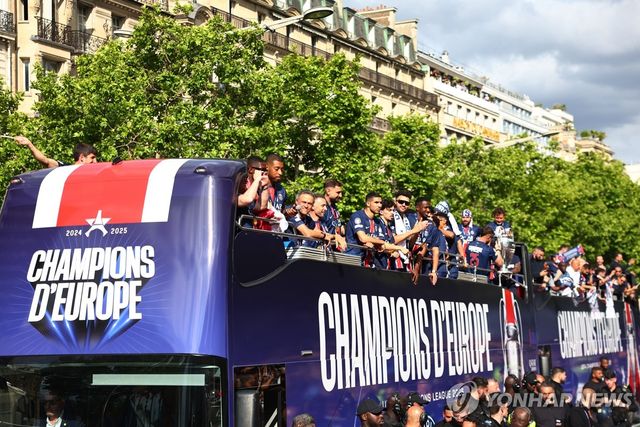 버스 위에서 우승 퍼레이드하는 PSG 선수단