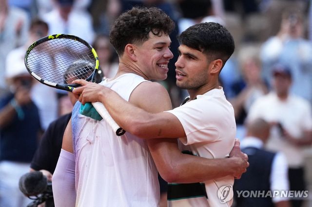 경기를 마친 뒤 포옹하는 알카라스(오른쪽)와 셸턴