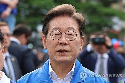 취재진 질문에 답하는 이재명 후보