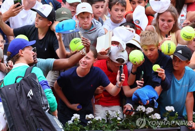 팬들과 셀카 찍는 신네르