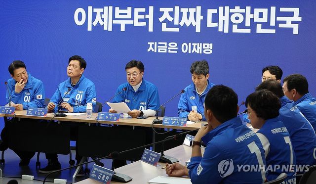 발언하는 윤호중 중앙선대위 총괄본부장